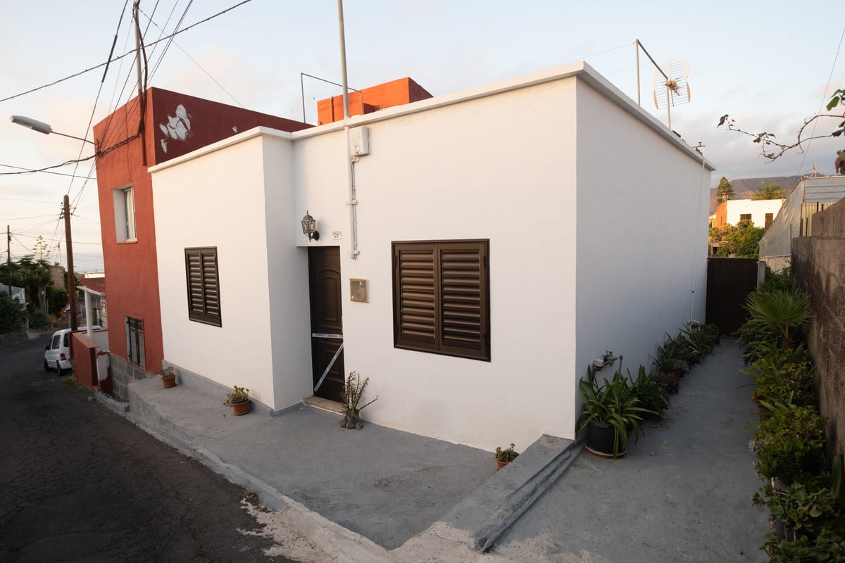 Imagen de la vivienda de Valle de Guerra (La Laguna), donde se produjeron los hechos y que quedó precintada por el CNP. Fran Pallero