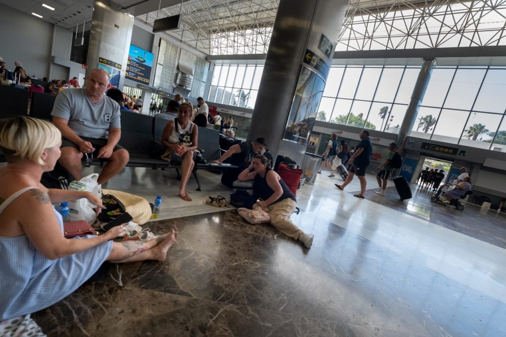 Numerosos viajeros con destino a Reino Unido tuvieron que esperar ayer durante horas en el Aeropuerto Tenerife Sur hasta que pudieron ser reubicados por las compañías. Fran Pallero