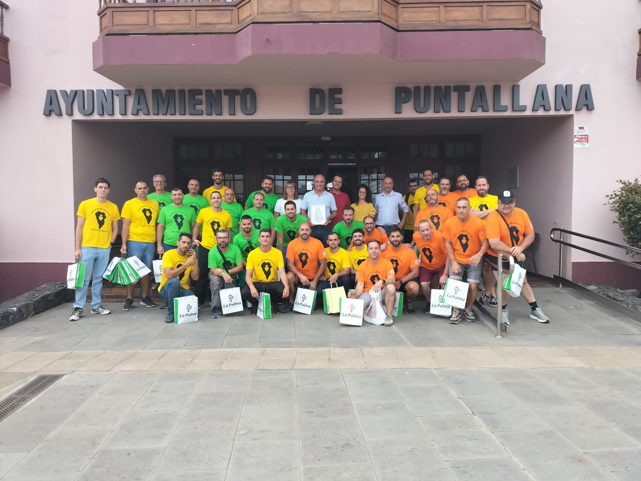 Vecinos de Tejina se desplazaron a La Palma a recoger el material. DA