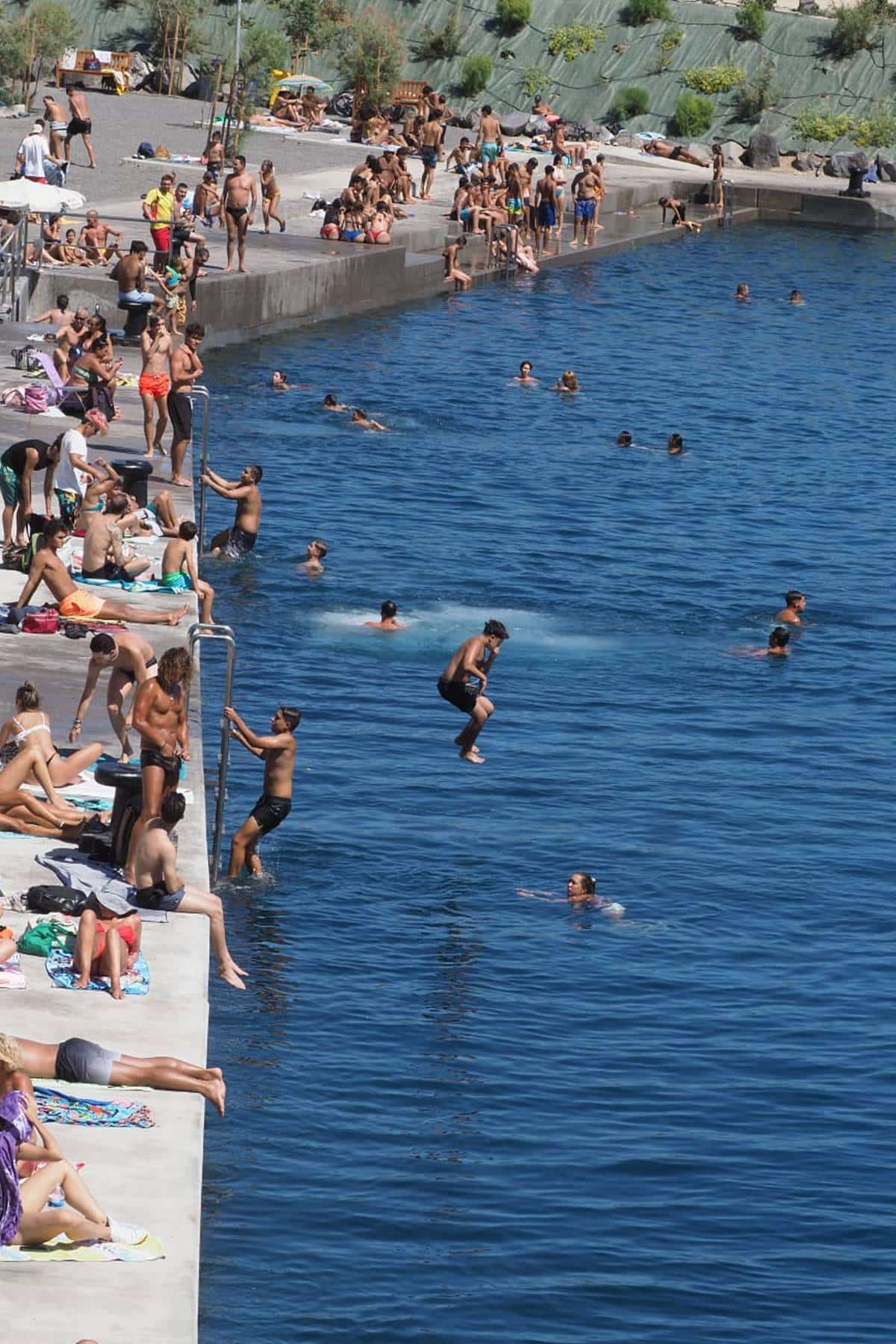 El calor llena las playas de Tenerife