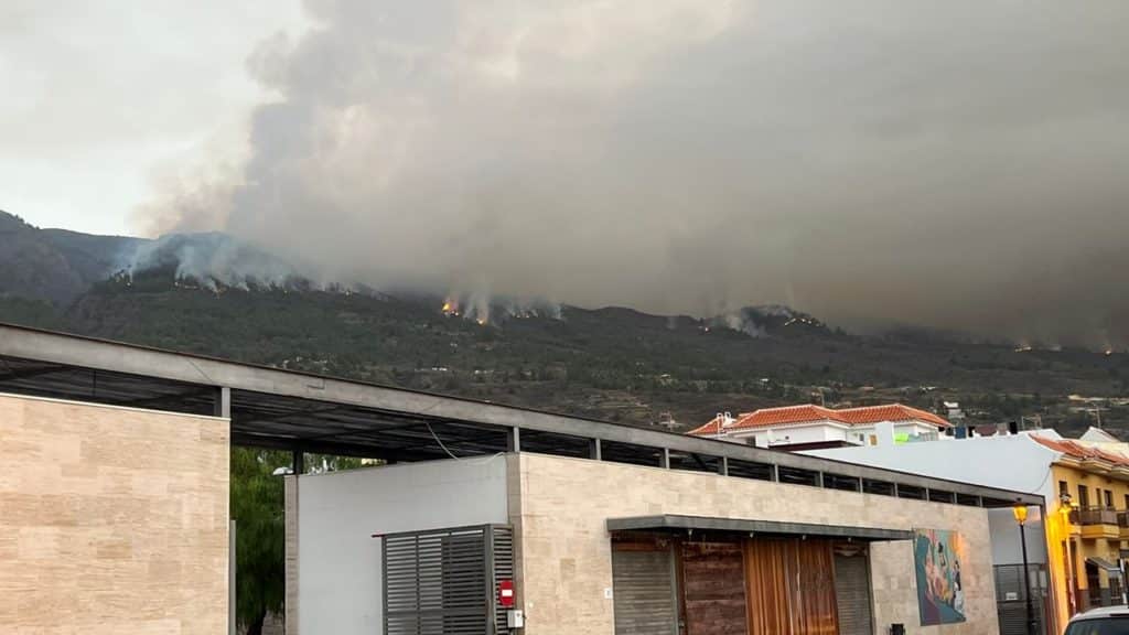 Incendio en Arafo y Candelaria. Julio Martín (@pdzeta)