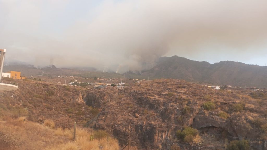 Evacúan varios barrio por el incendio en Tenerife