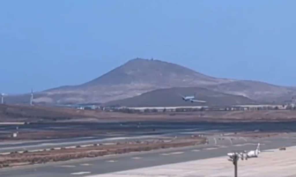 El viento hace tambalear varios aviones que intentaban aterrizar en Canarias