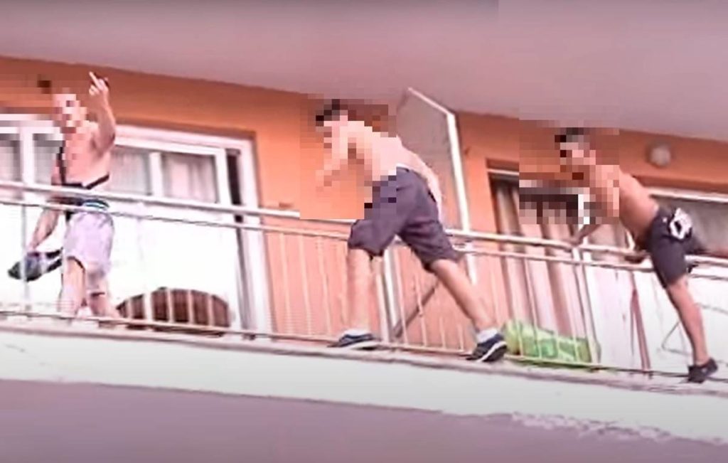Multa ejemplar para cinco extranjeros por hacer balconing en un hotel