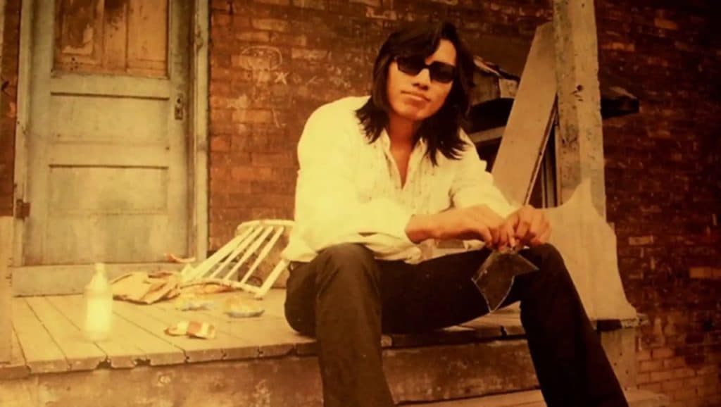 El músico Sixto Rodríguez, en una imagen promocional del documental que narró su vida.