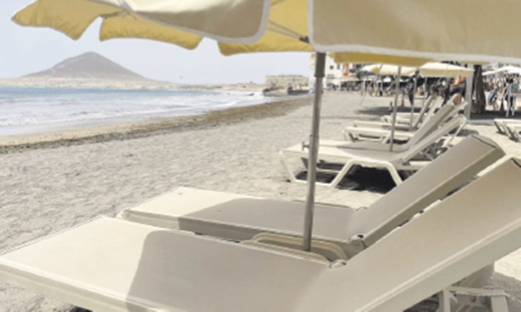 Hamacas vacías ayer en El Médano tras decretarse la prohibición de bañarse en el mar.