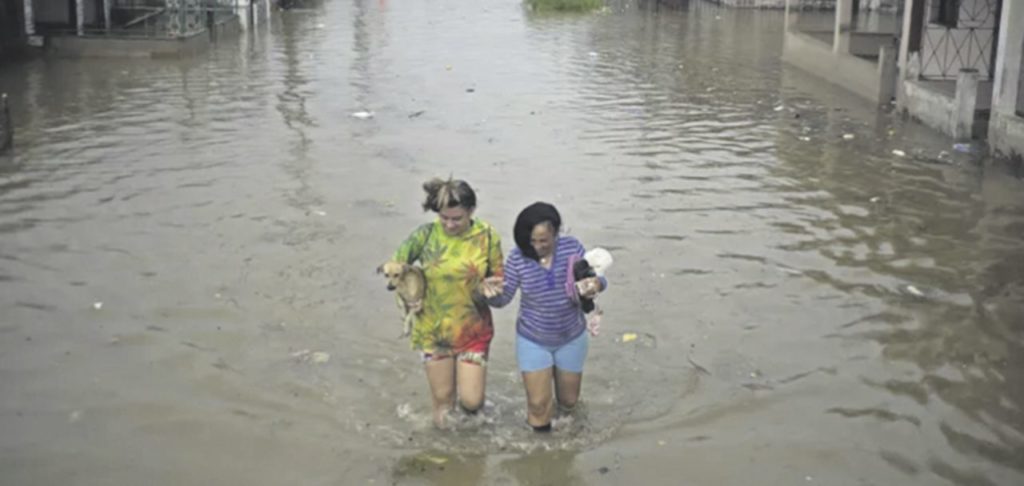 Habitantes de Batabano (Cuba), tras el paso del huracán Idalia, que ha causado importantes daños en la isla. Euronews
