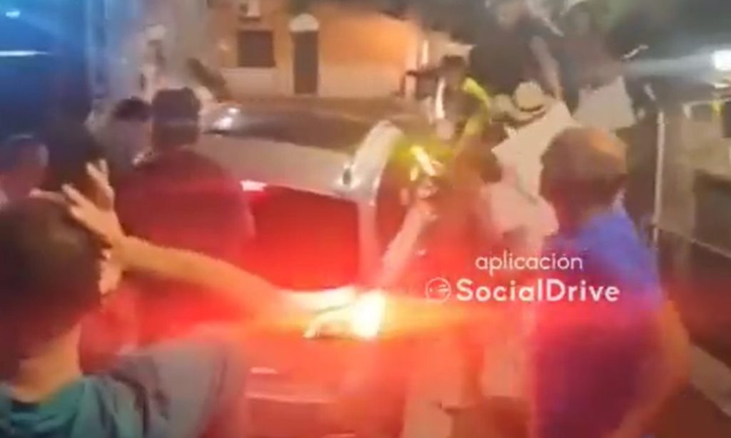 Un hombre estrella su vehículo contra el escenario de unas fiestas del pueblo