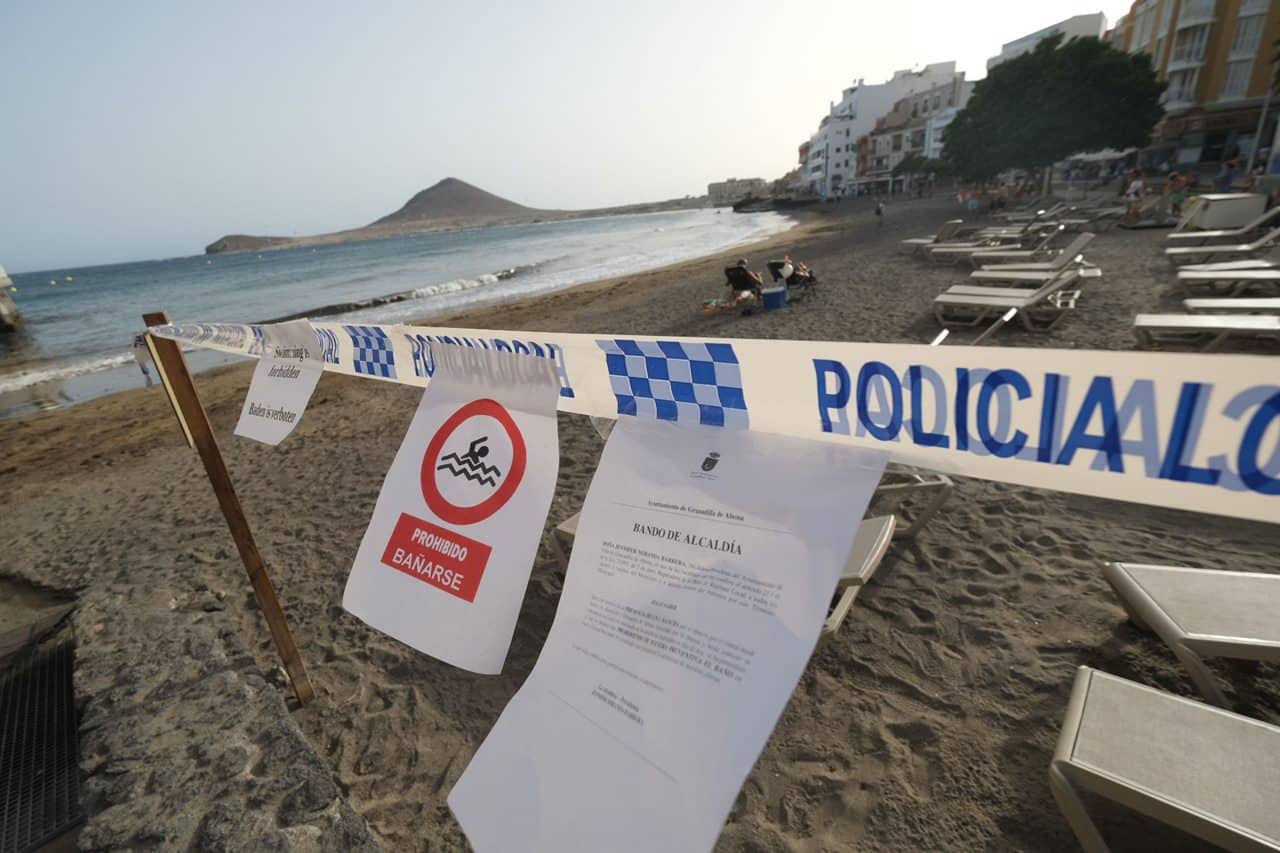 Las microalgas reaparecen y cierran las primeras playas en Tenerife