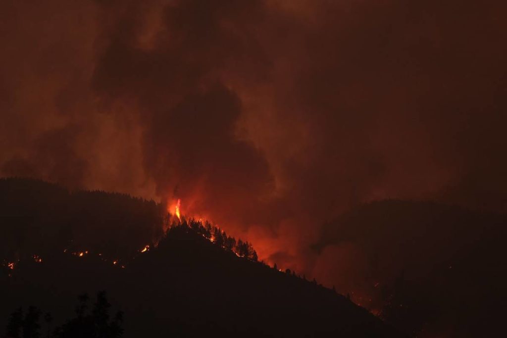 El incendio de Tenerife continúa "fuera de control" y ha arrasado 1.600 hectáreas con un perímetro de 22 kilómetros