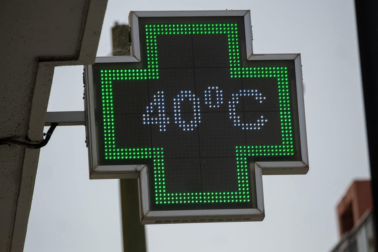El rótulo led de una farmacia de Tenerife registró ayer los 40 grados. Fran Pallero