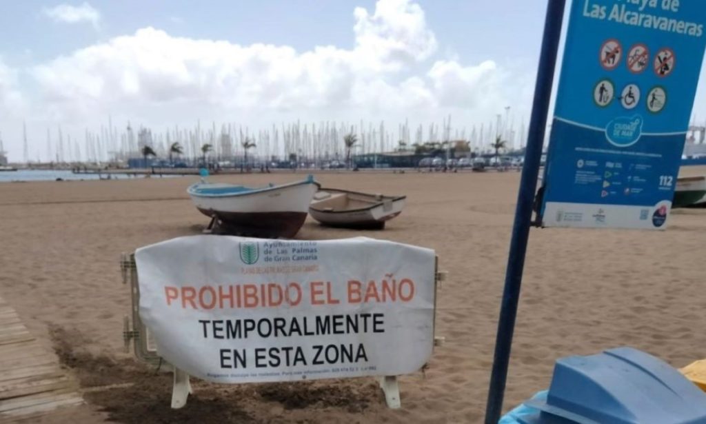 Cierran una de las playas de Las Palmas por niveles anormales de bacterias