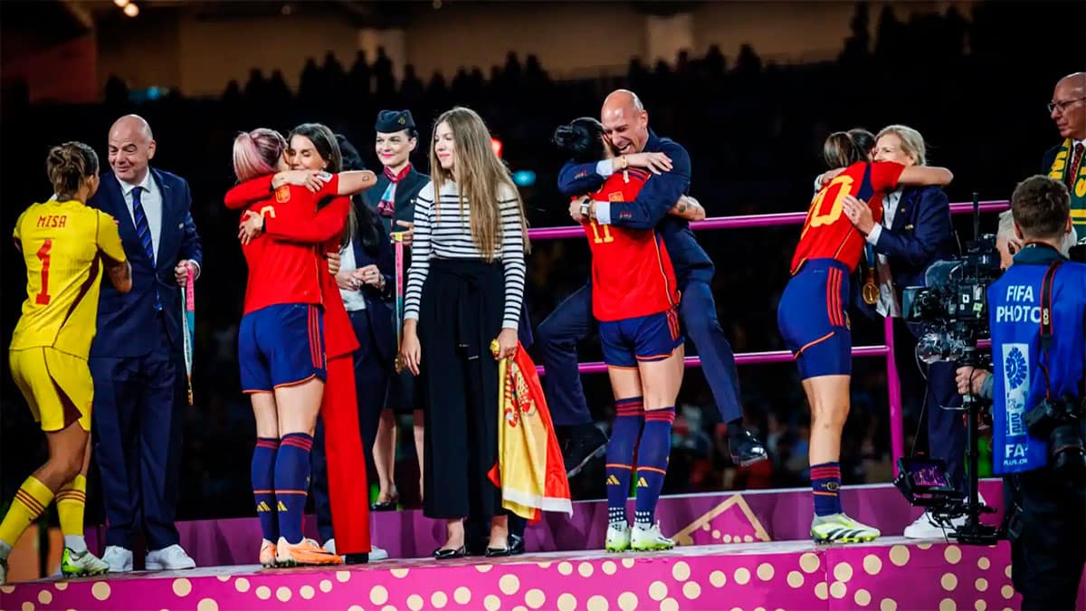 Imagen difundida por la RFEF del momento de la celebración entre Jenni Hermoso y Luis Rubiales