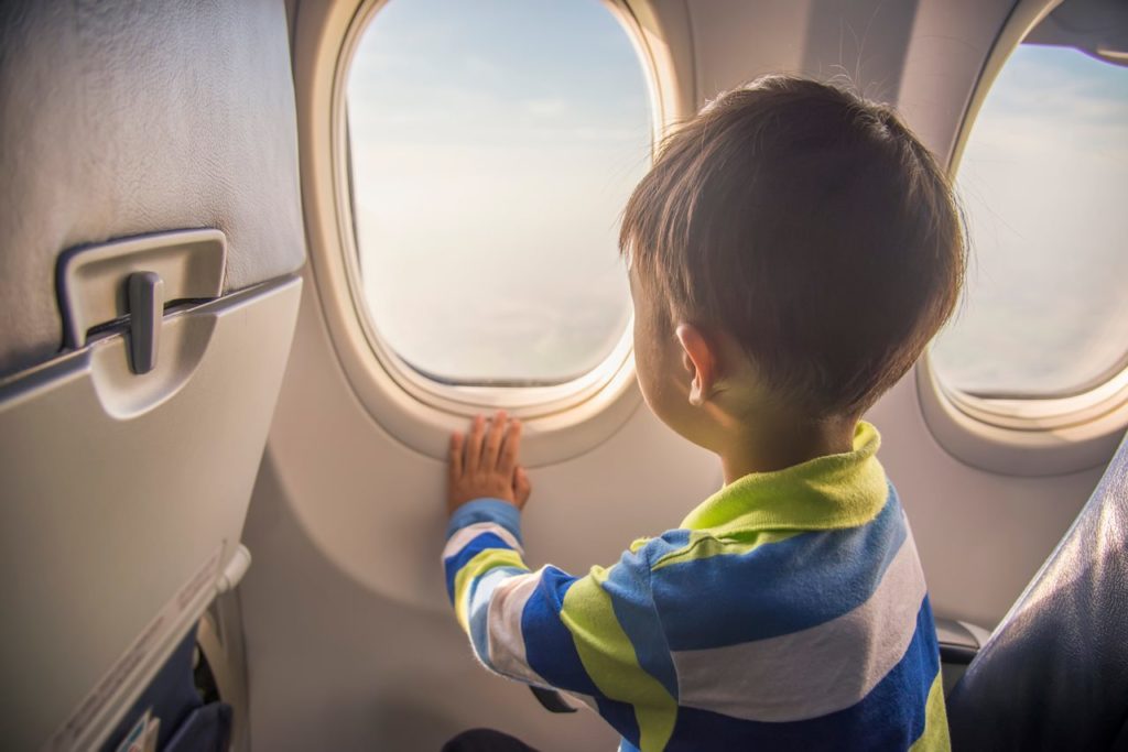 La decisión de una conocida aerolínea para evitar molestias por el ruido de los niños durante los vuelos