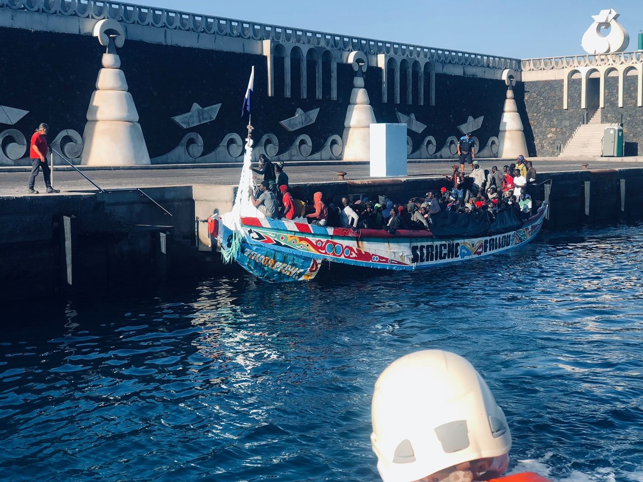 Imagen de uno de los grandes cayucos procedentes de Senegal que estos días han llegado al puerto de La Restinga, en El Hierro, con decenas de personas a bordo. Europa Press