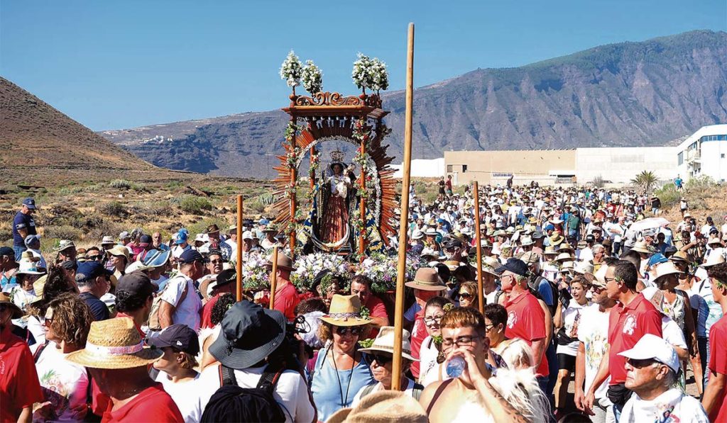 Un río de más de 30.000 personas arropa a la Virgen hasta El Socorro