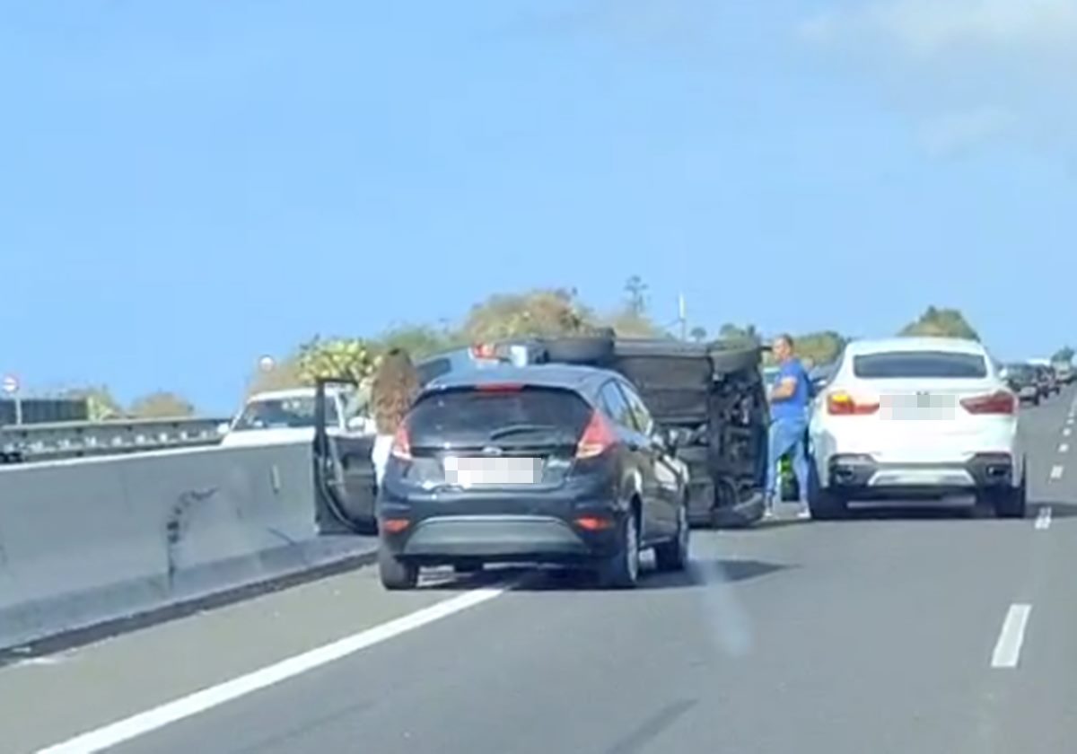 Kilométricas colas en la autopista TF-5 tras volcar un vehículo