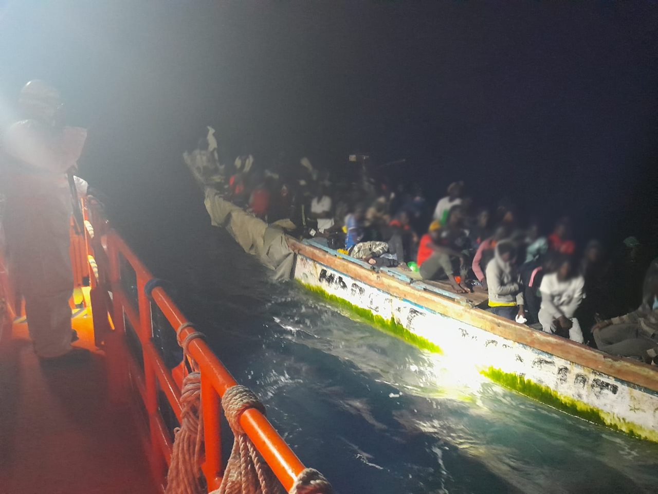 Cayuco rescatado por Salvamento Marítimo en aguas cercanas a Tenerife
