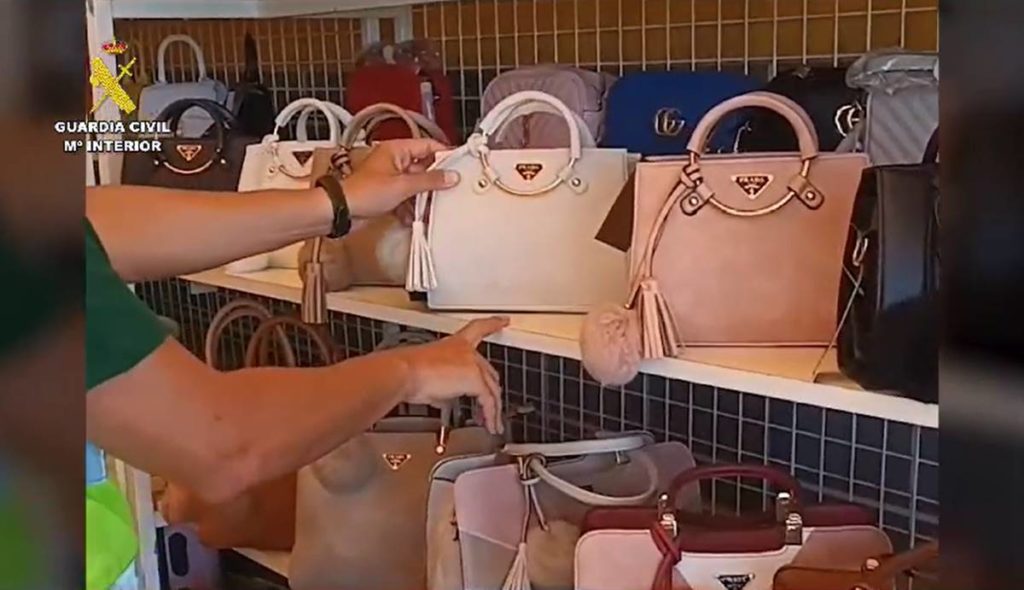 41 tiendas de la provincia de Santa Cruz de Tenerife vendían falsificaciones de ropa y artículos de marca: hay 39 personas investigadas