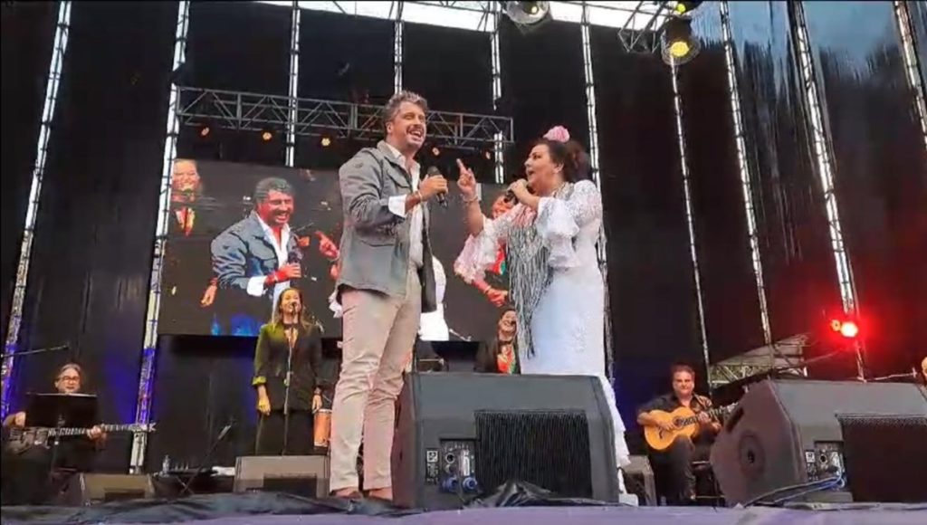Luis Yeray Gutiérrez, alcalde de La Laguna, se arranca a cantar la Salve rociera con María del Monte