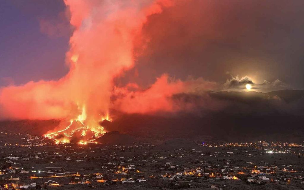 Vista de la columna eruptiva en sus primeras horas arrasando el barrio de El Paraíso (El Paso).