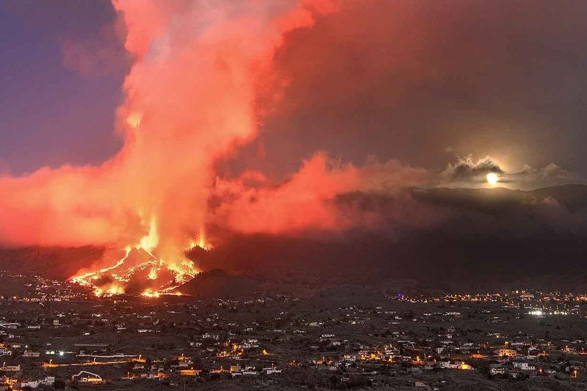 Vista de la columna eruptiva en sus primeras horas arrasando el barrio de El Paraíso (El Paso).