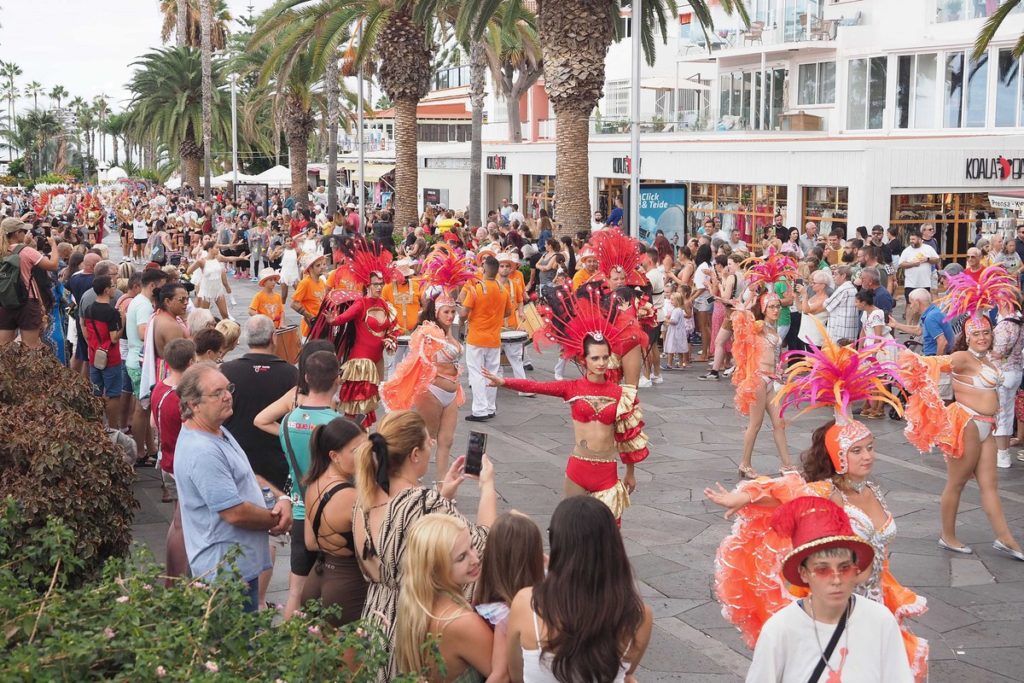 Grupos carnavaleros de Puerto de la Cruz y también de Santa Cruz de Tenerife, a los que se unieron muchos particulares, desfilaron ayer en el pasacalle.