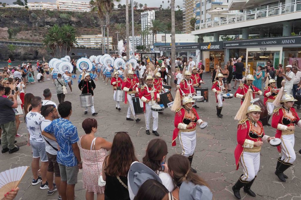 Grupos carnavaleros de Puerto de la Cruz y también de Santa Cruz de Tenerife, a los que se unieron muchos particulares, desfilaron ayer en el pasacalle. Sergio Méndez