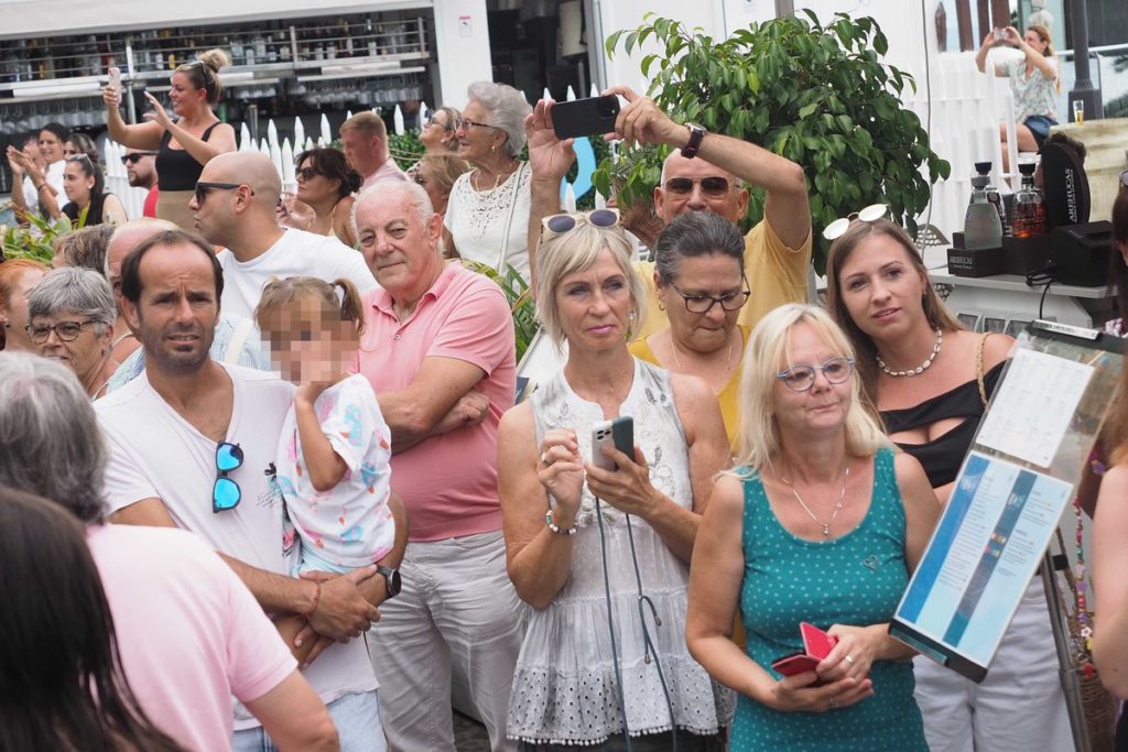 Grupos carnavaleros de Puerto de la Cruz y también de Santa Cruz de Tenerife, a los que se unieron muchos particulares, desfilaron ayer en el pasacalle. Sergio Méndez