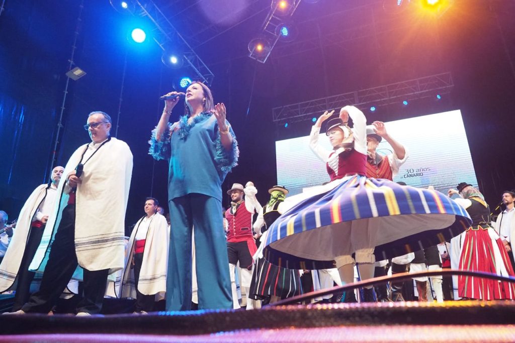 La Plaza del Cristo acogió ayer la celebración del XLV Festival Sabandeño, que rindió tributo al disco ‘Canario’, del que se cumplen 30 años. Sergio Méndez