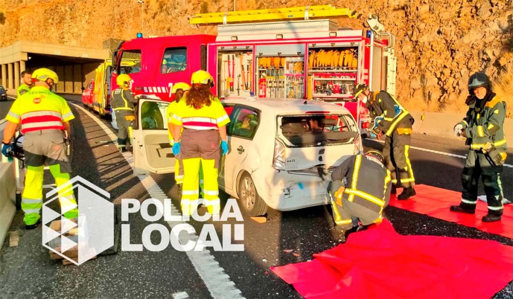 Aparatoso accidente de un camión en Santa Cruz de Tenerife: pierde la carga y daña tres vehículos