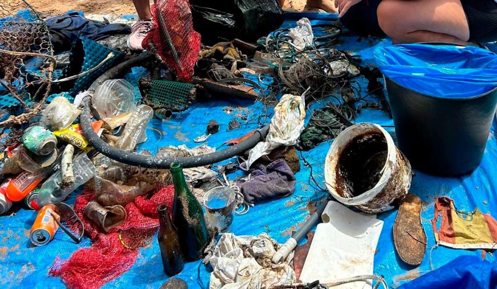 Más de 160 kilos de residuos recogidos en la playa de Las Teresitas