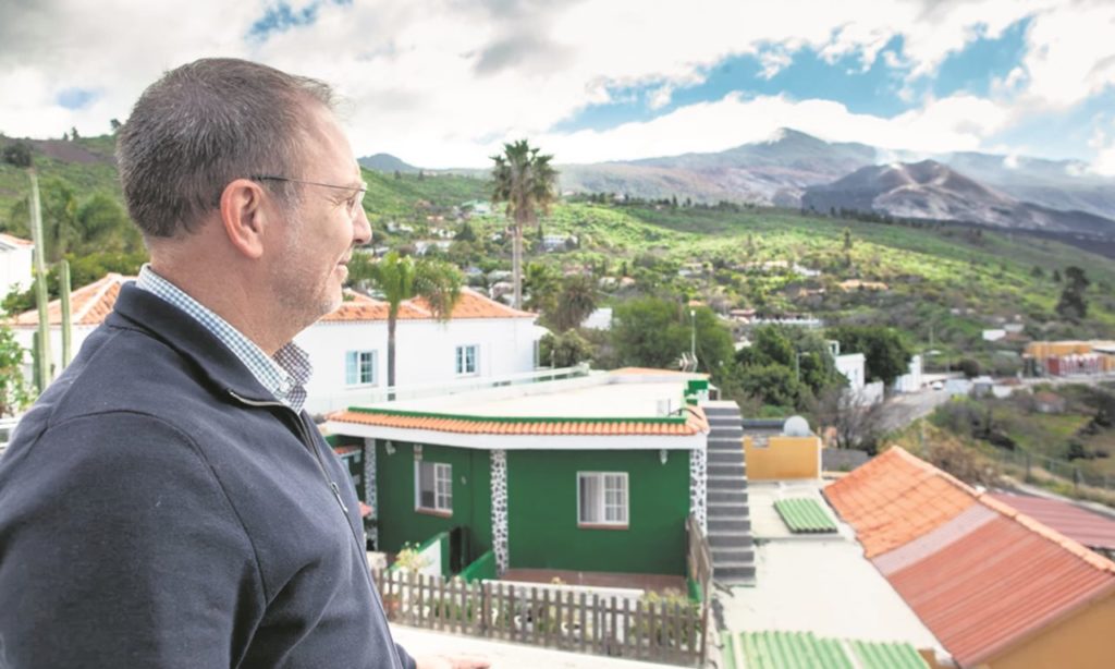El presidente insular, Sergio Rodríguez, contempla la zona de la erupción acaecida en septiembre de 2021.