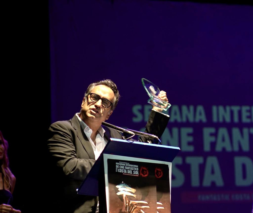 Diego Navarro recogió el galardón en el Auditorio de Estepona. DA