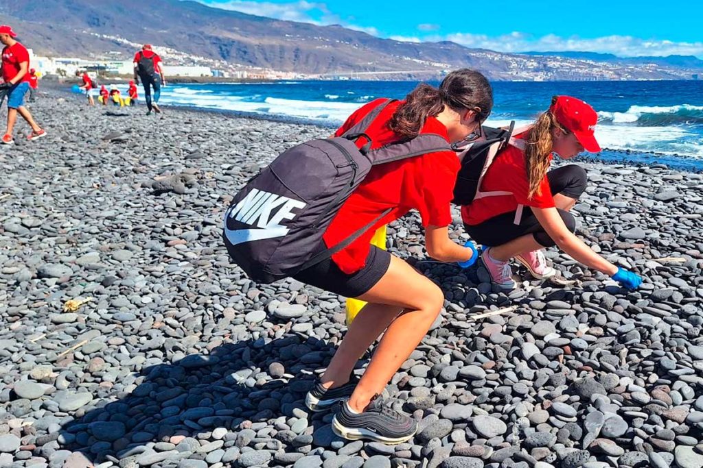 Un centenar de voluntarios limpia la playa de El Socorro, en Güímar