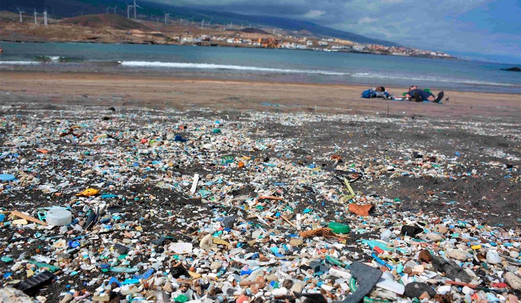 Las playas de la Macaronesia son "sumideros de microplásticos"