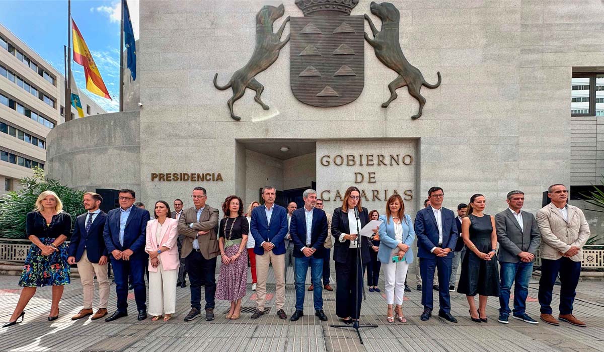 Minuto de silencio por el asesinato machista frente a la sede de Presidencia en Tenerife