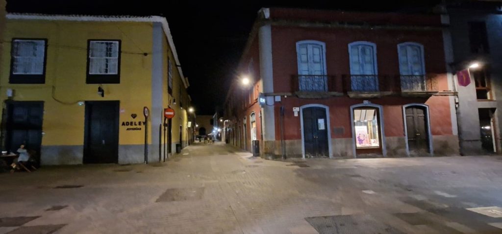 Estampa nocturna de la lagunera calle de Núñez de la Peña. Mari Cruz del Castillo Remiro