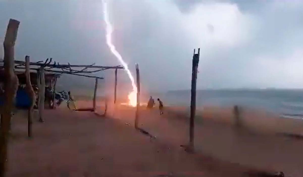 Impactantes imágenes: un rayo mata a dos personas tras impactar en una playa