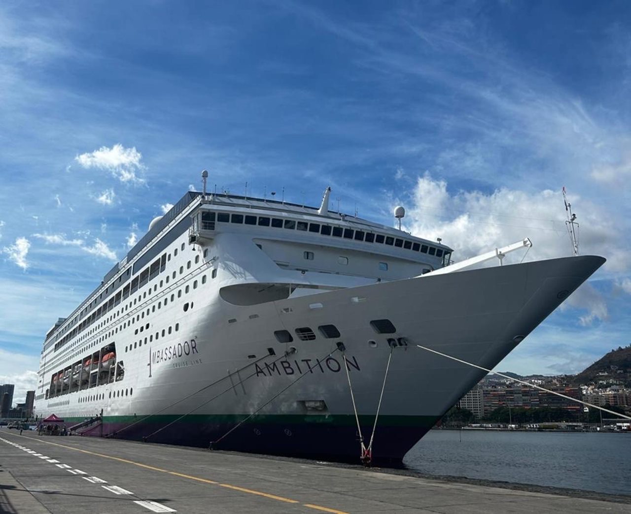 El Ambition, otro supercrucero en Tenerife: tiene hasta pista de de 'footing'
