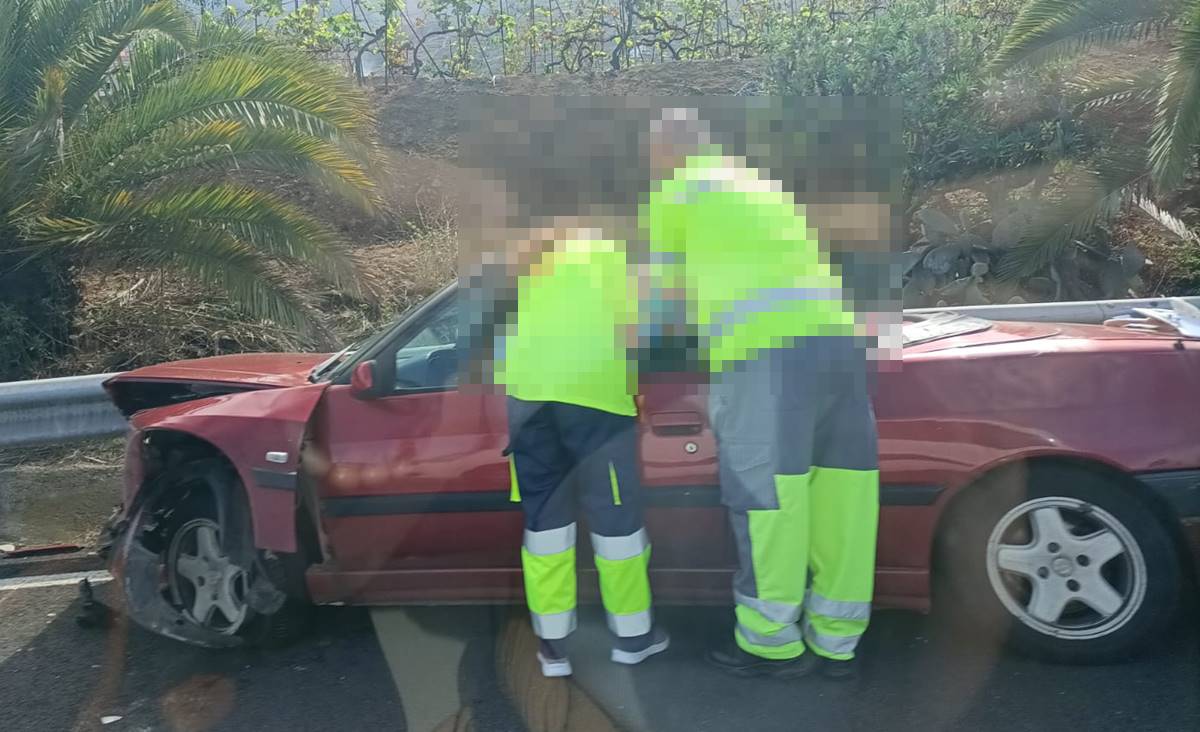 Retenciones por un accidente en la autopista TF-5: un coche se estrella contra la mediana