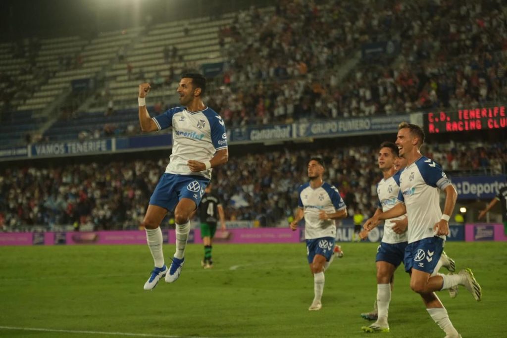 El CD Tenerife se impone al Racing con dos tantos de Ángel (2-0)