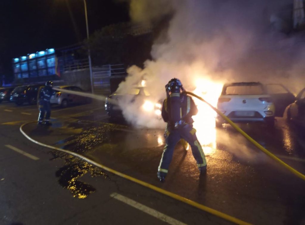 Arden cinco coches en plena calle en Arona