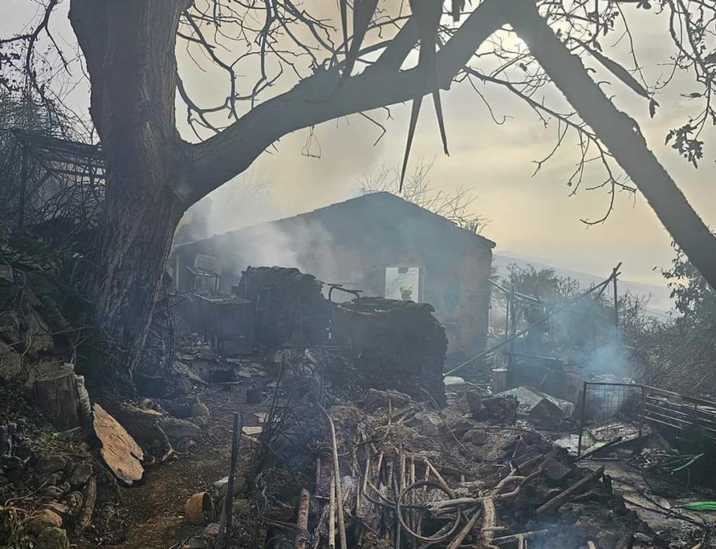 El fuego devora una vivienda en Santa Úrsula