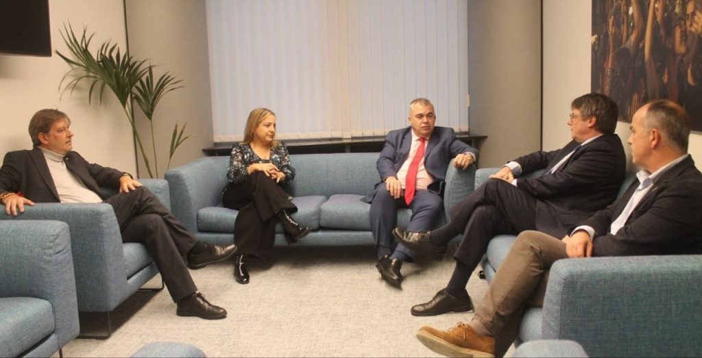 El número 3 del PSOE se reúne con Puidgemont y constatan que avanzan las negociaciones para investir a Sánchez