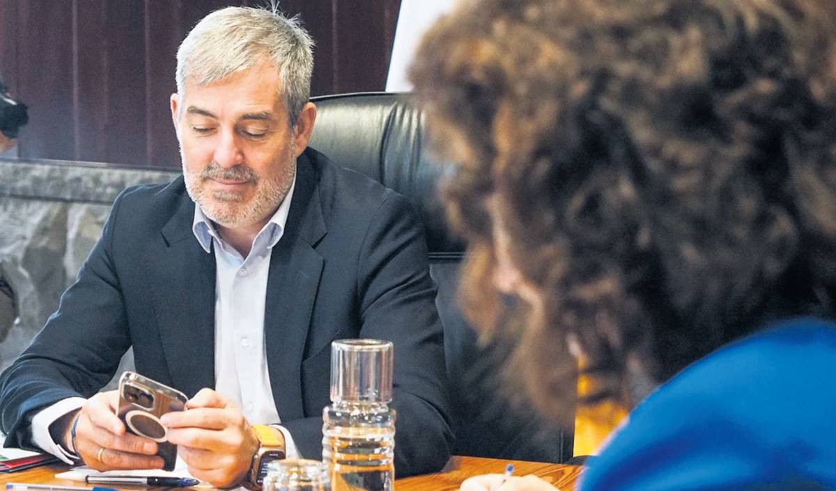 Clavijo reconoce la labor de Migración y pide una ley para trasladar a menores