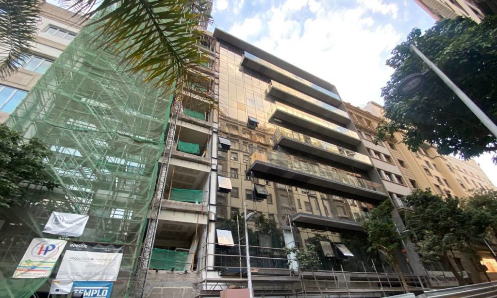 El nuevo y acristalado hotel en Santa Cruz de Tenerife va cogiendo forma