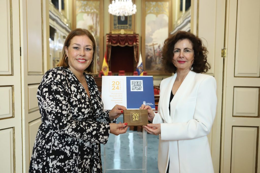 Astrid Pérez recibe de Matilde Asián el proyecto de ley de los presupuestos de Canarias para 2024.