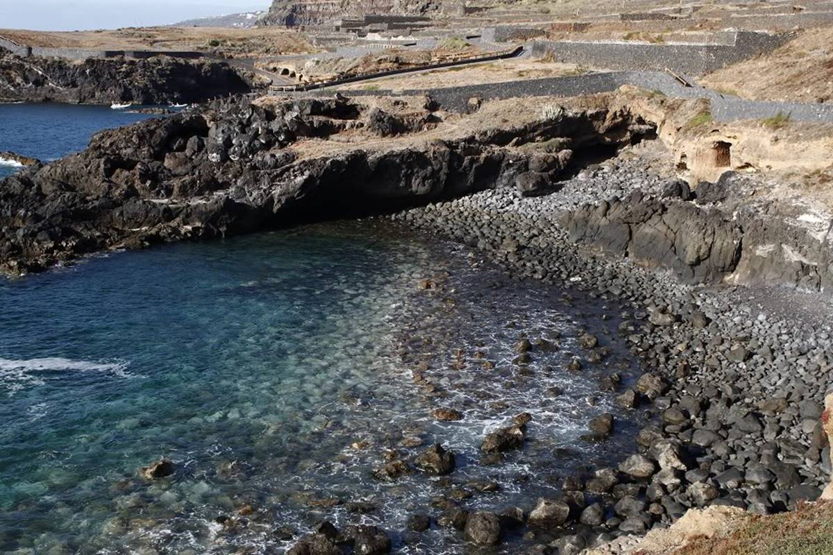 Tienen que rescatar a un bañista que se metió en una playa de Tenerife pese a la advertencia de bandera roja