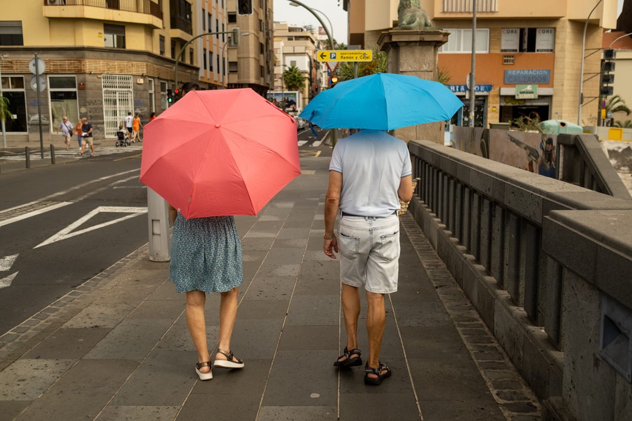 Muchas personas se ven obligadas a protegerse del sol y el calor cuando salen a la calle. Fran Pallero